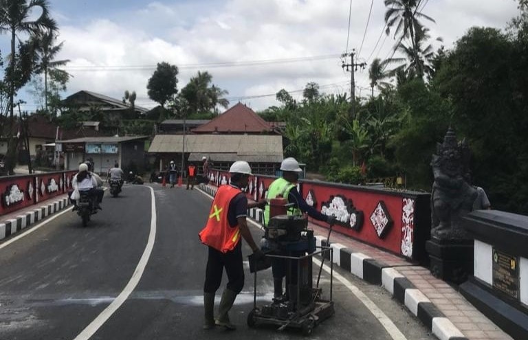 KELAR : Kondisi jembatan penghubung Marga dan Apuan, di Kecamatan Marga Tabanan yang tuntas dibangun. (juliadi/radar bali)