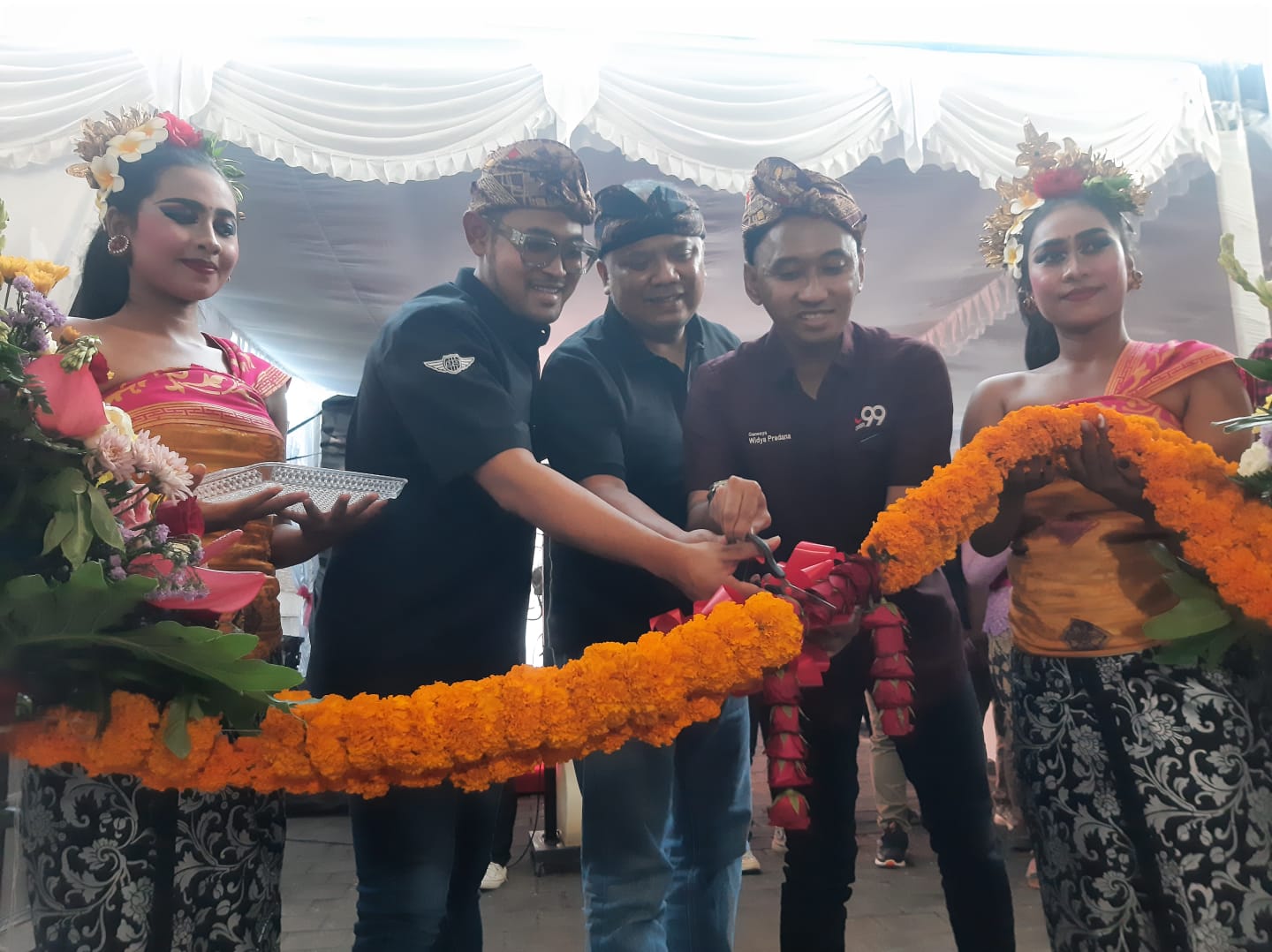 UNTUK BALI: Owner Juragan99 Gilang Widya Pramana (dua dari kiri) bersama direksi lainnya saat pembukaan Kantor Perwakilan Juragan99 jalan Mahendradatta99 Denpasar Senin, 11 Desember 20 23.