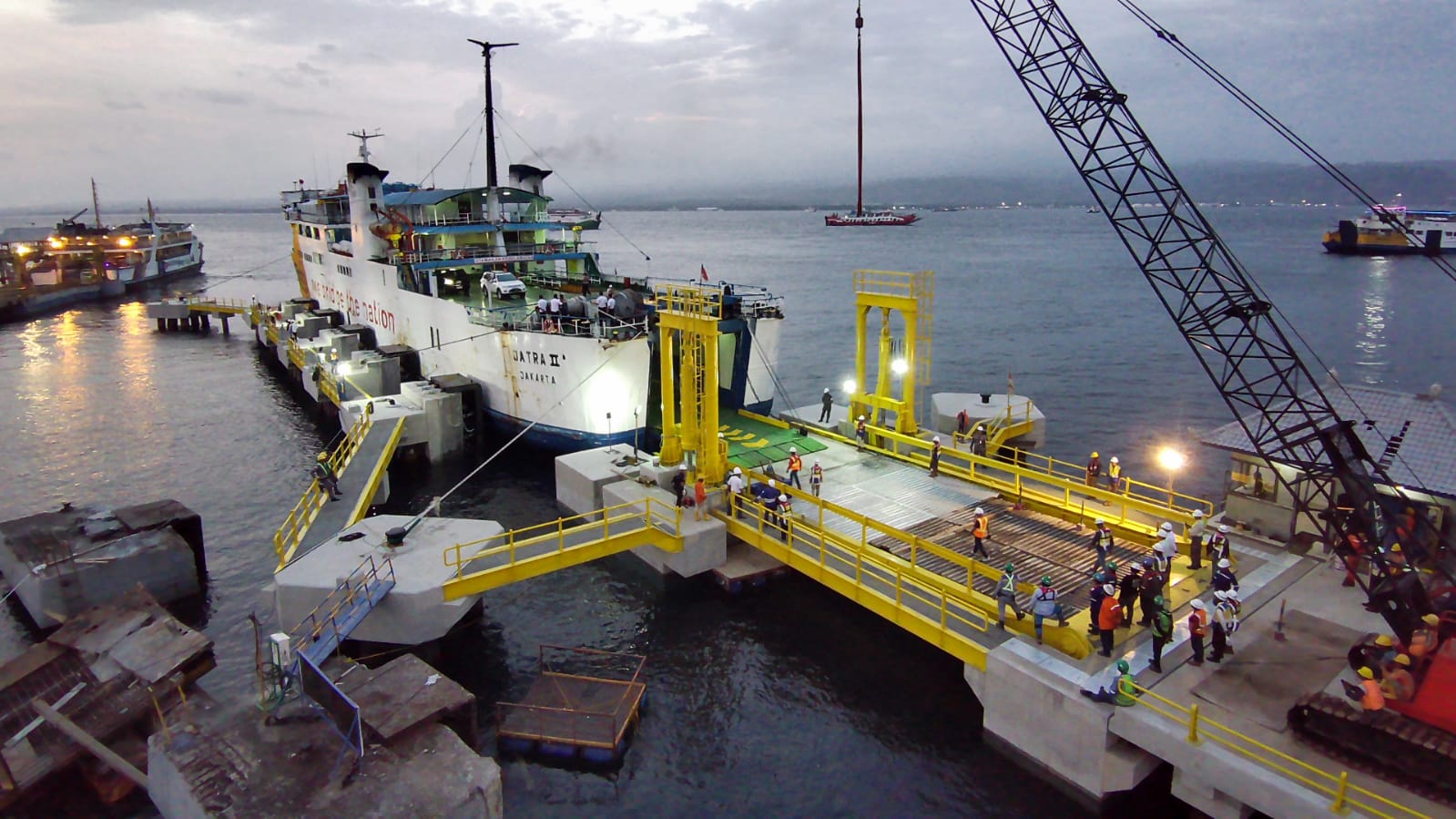 UJI COBA: Dermaga Movable Bridge (MB) lV di Pelabuhan Gilimanuk diujicoba, Minggu (10/12) petang lalu. KMP Jantra II sandar pertama.