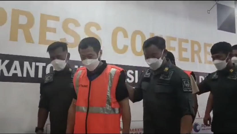 MASUK RUANG SIDANG: WNA China Chen Yutong saat memasuki ruang sidang PN Denpasar 12 Desember 2023.