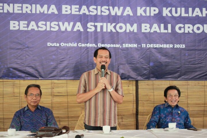 Rektor ITB STIKOM Bali Dr. Dadang Hermawan (tengah) diapit tokoh pendidikan Bali Prof Bandem dan Ida Bagus Dharmadiaksa, M.Si.