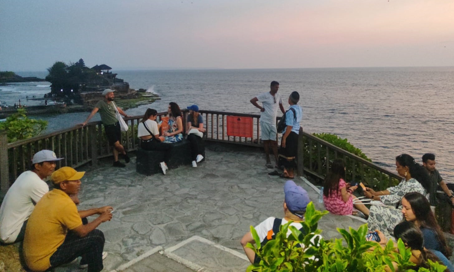 INDAH: Panorama DTW Tanah Lot Tabanan menjadi destinasi favorit wisatawan mancanegara ditambah Joged Bumbung sebagai hiburan.