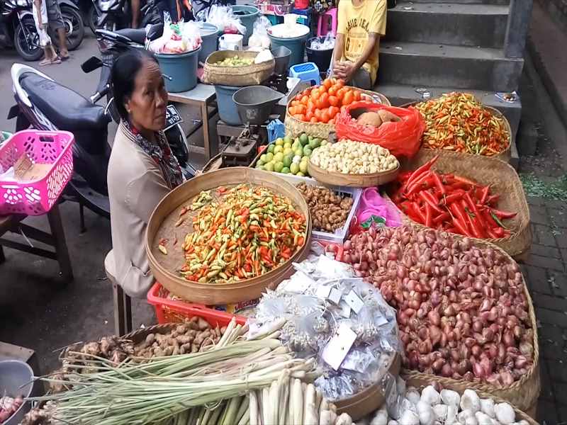 NAIK LAGI : Pedagang kebutuhan pokok di Pasar Kediri Tabanan.[foto: juliadi/radar bali]