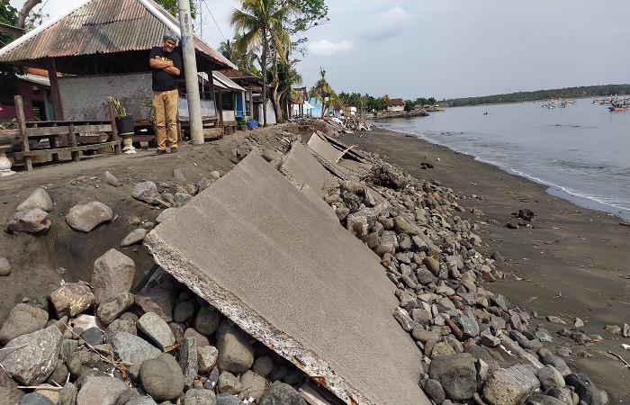 Kondisi pantai Pebuahan Desa Banyubiru, Kecamatan Negara yang terdapat abrasi parah.