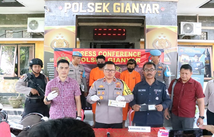 Polisi merilis kedua pelaku pencurian motor di Polres Gianyar.