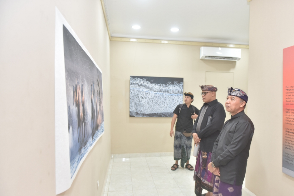 KOLABORASI: Rektor ISI Denpasar Prof Kun Adnyana (tengah) menyimak karya dalam fotografi internasional (Bali-Bhuwana Rupa) di Nata-Citta Art Space (N-CAS). (ISI Denpasar)