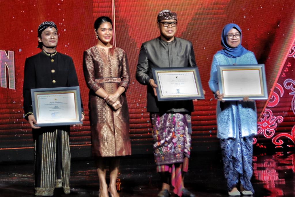 AWARD DARI MENDIKBUD DAN RISTEK: Rektor ISI Denpasar Prof Kun Adnyana (dua dari kanan) saat menerima Anugerah Kebudayaan Indonesia 2023 di Jakarta (27/10/2023). (ISI Denpasar)