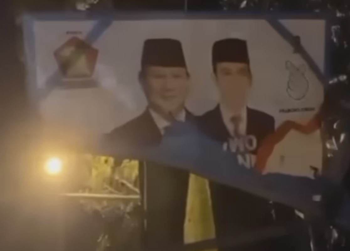 Sebuah baliho milik Partai Gerindra bergamnbar Prabowo-Gibran ditemukan terbakar di kuburan mau dimusnahkan.