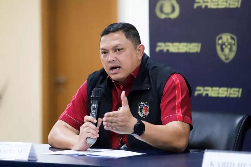 BEBER KETERANGAN : Direktur Reserse Kriminal Umum (Dirkrimum) Polda Metro Jaya Kombes Pol Hengki Haryadi. memberikan keterangan (Foto: Dery Ridwansah/ JawaPos.com)