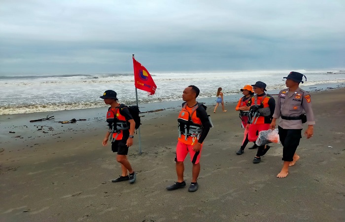 Tim gabungan melakukan pencarian terhadap seorang buruh bangunan bernama Rafi, 18, yang digulung ombak Pantai Pererenan, Desa Buduk, Kecamatan Kuta Utara.