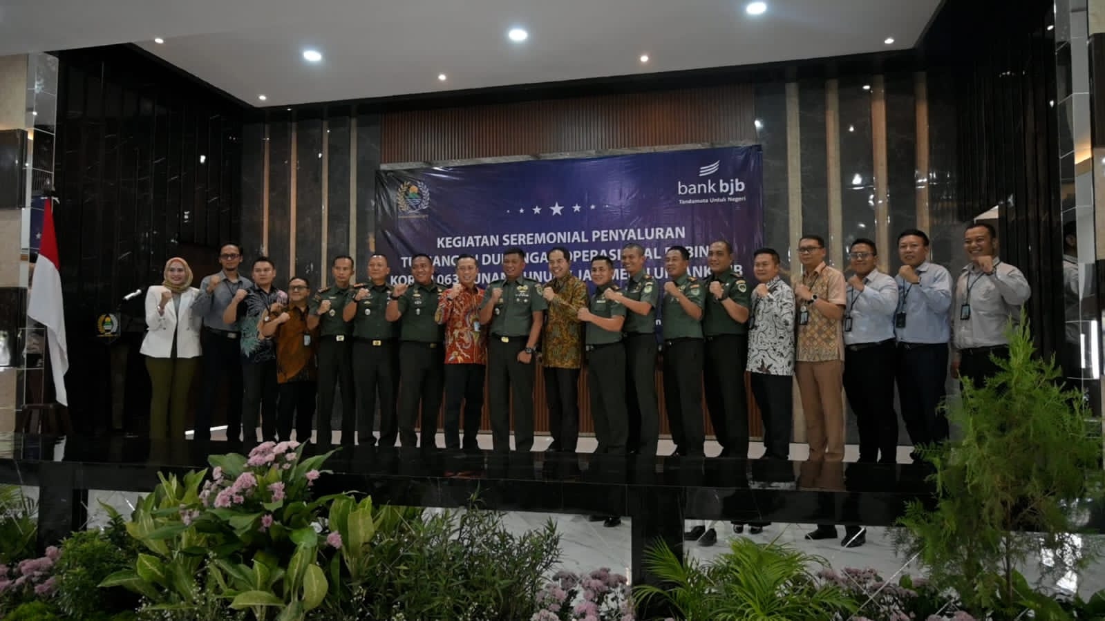 SEREMONIAL: Penyaluran Tunjangan Dukungan Operasional Babinsa Korem 063/Sunan Gunung Jati melalui bank bjb, pada Rabu (13/12/2023) di Aula Korem 063/Sunan Gunung Jati. (bank bjb)
