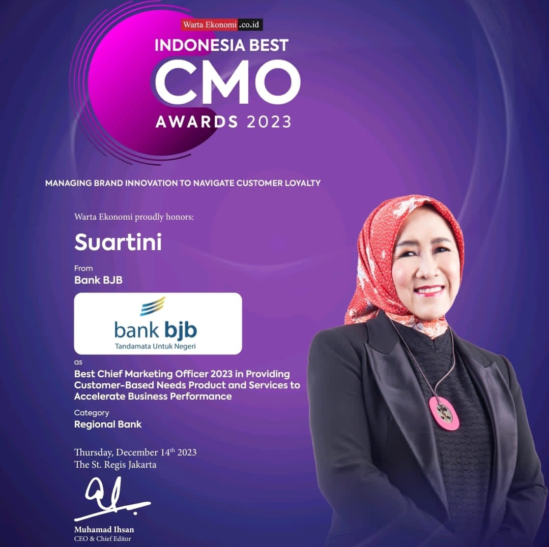 TERBAIK: Direktur Konsumer & Ritel bank bjb Suartini, menerima award dalam Indonesia Best CMO Award 2023 di Jakarta, Kamis (14/12/2023). (bank bjb)