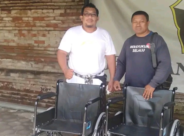 BERBUAT UNTUK KEMANUSIAAN: Ajik Yadnya (kiri) adalah sosok yang kepekaan sosialnya tinggi.