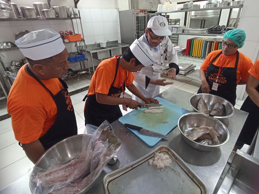 CHEF AKADEMISI: Ratusan Warga Serangan secara bergantian belajar mengolah ikan menjadi masakan dan sajian berkelas dunia.