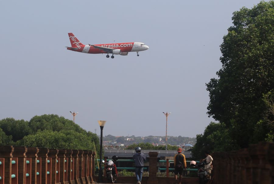 EXTRA FLIGHT: Sebuah pesawat terbang salah satu maskapai domestiksaat landing di Bandara I Gusti Ngurah Rai, Kamis, 14 Desember 2023.