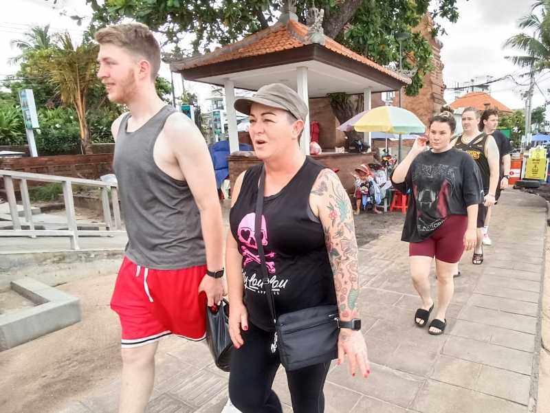 ADA RETRIBUSI WISMAN : Turis di Pantai Kuta. Mereka bakal dikenaai retribusi sesuai Perda untuk pengembangan seni,budaya,lingkungan,Bali. (dok.radar bali)