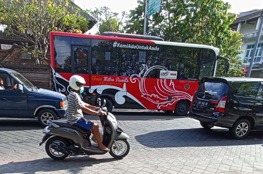 SEPI PEMINAT: Tranportasi publik semacam Trans Metro Denpasar ini meski disediakan gratis tapi tak laku.