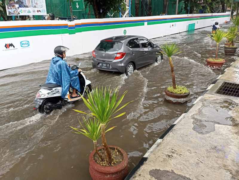 MEREPOTKAN : Kondisi jalan raya sekitar RS Prof Ngoerah, Sanglah, Denpasar, tampak tergenang air saat hujan deras. (adrian suwanto)