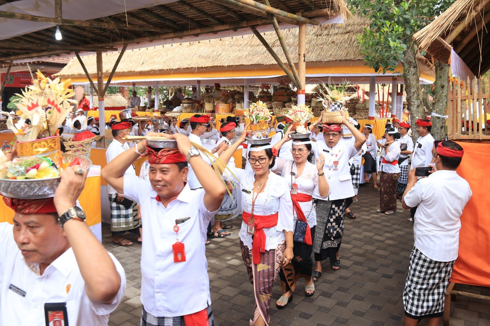 RITUAL: Suasana prosesi Upacara Ngenteg Linggih Kantor Bupati Tabanan, Jumat (15/12/2023). (Juliadi/Radar Bali)