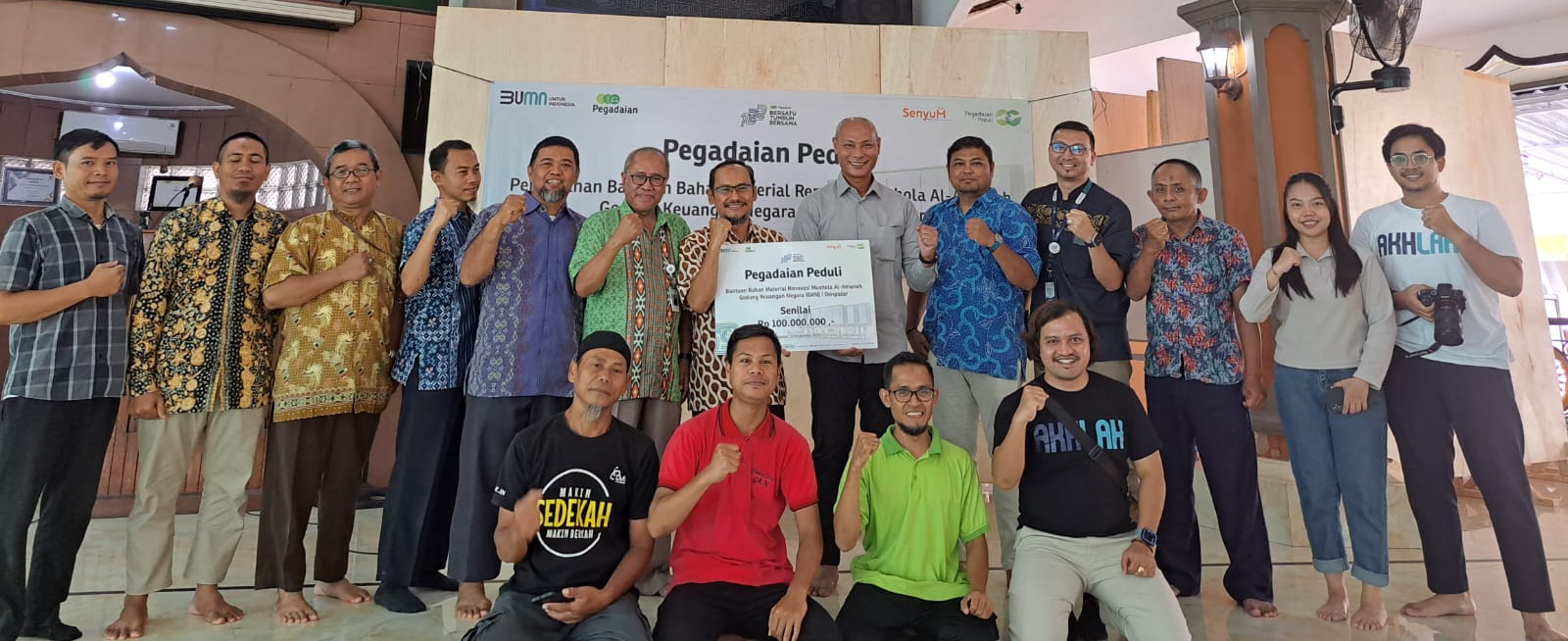 BANTUAN SOSIAL: Penyerahan bantuan Pegadaian Bali-Nusra untuk Musala Al-Amanah, Denpasar, Jumat 15 Desember 2023. (Pegadaian Bali-Nusra)