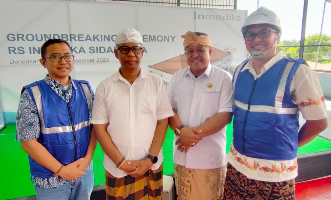 PELETAKAN BATU PERTAMA: Dari kiri, Dirut Alvin Yusnadi, Camat Densel I Made Sumarsana, Pemegang Saham & Dewan Pengawas AA Bagus Amertajaya, dan Komisaris Utama AA Putra Subamia, Sabtu (16/12/2023).