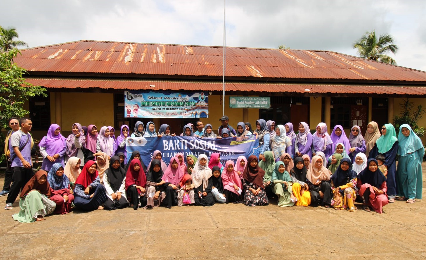 Foto bersama para guru, komite dan staf bersama santriwati dan guru di Ponpes Al-Iman Pegayaman