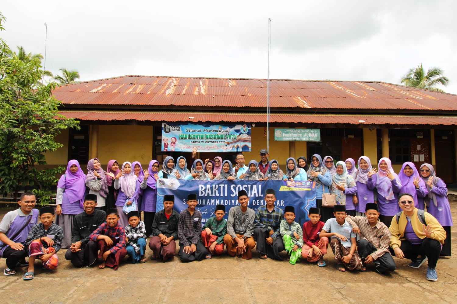 Para guru, staf, dan Komite SD Muhammadiyah 4 Denpasar foto bersama para santri putra Ponpes Al-Iman Pegayaman Sabtu (16/12/2023).