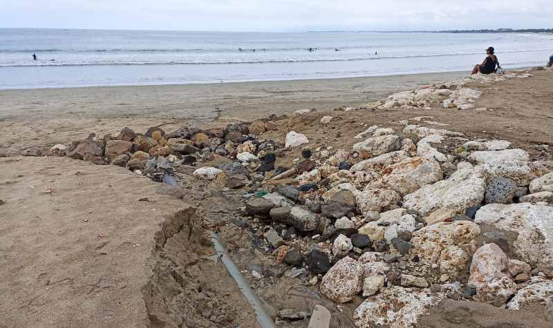 KURANG KOKOH : Pemecah ombak kurang kokoh menghadapi gempuran gelombang laut. (foto:adrian suwanto/radar bali)