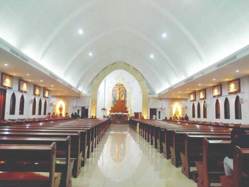 KAWASAN TOLERANSI ANTARUMAT BERAGAMA: Suasana ketika anak muda dari umat Katolik  geladi untuk persiapan perayaan  Natal di Gereja Katolik Maria Bunda Segala Bangsa, di Puja Mandala.(wayan widyantara)