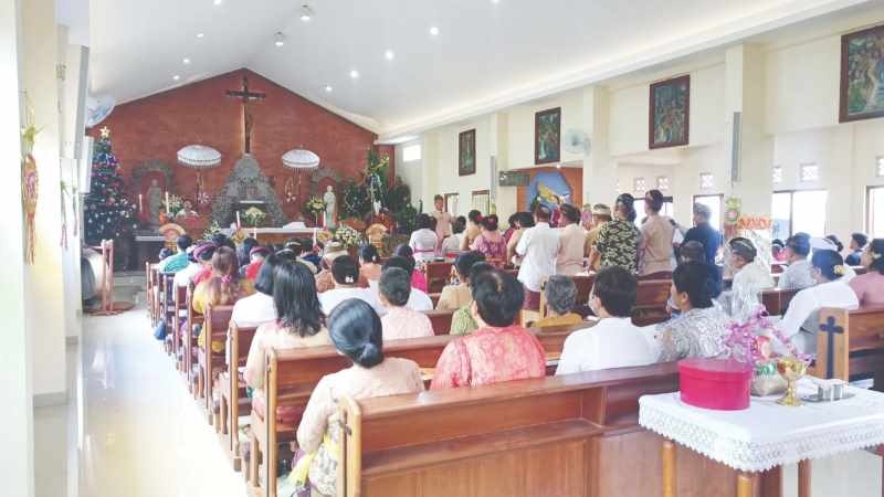 PERTAHANKANKAN KEARIFAN LOKAL: Suasana perayaan Natal 2022 lalu di Gereja Stasi Santo Mikael Piling, Desa Mangesta, Kecamatan Penebel, Tabanan. (juliadi/radar bali)