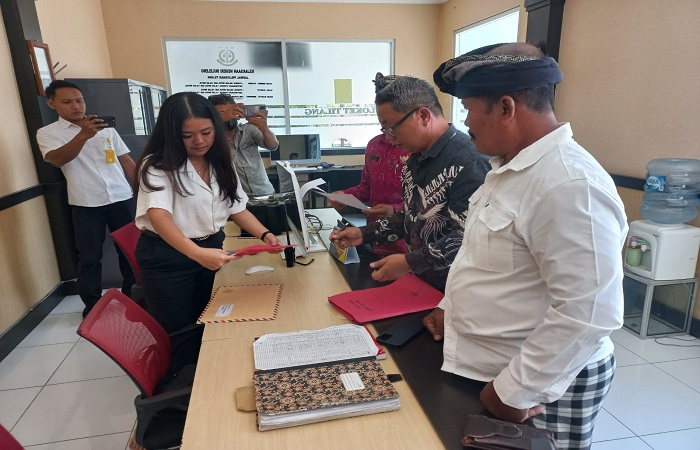 Bendesa Adat Sumberklampok, Jro Putu Artana dan Perbekel Sumberklampok, Wayan Sawitra Yasa saat mengajukan permohonan restorative justice ke Kejaksaan Negeri Buleleng, Senin (18/12).