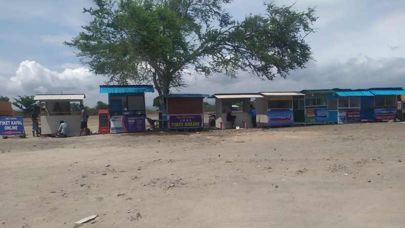 BERSIAP HADAPI LONJAKAN : Sejumlah loket penjualan tiket penyerangan sudah pindah ke fasilitas parkir kargo Gilimanuk untuk melayani penyeberangan Gilimanuk - Ketapang.(m.basir/radar bali)