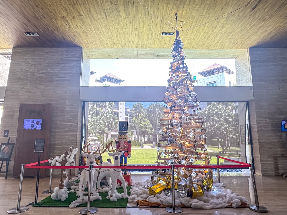 POHON NATAL : Terbuat dari Hasil Daur Ulang Kayu Apung, Pohon Natal Dapat Dijumpai di Area Lobby. (Pullman for Radar Bali)