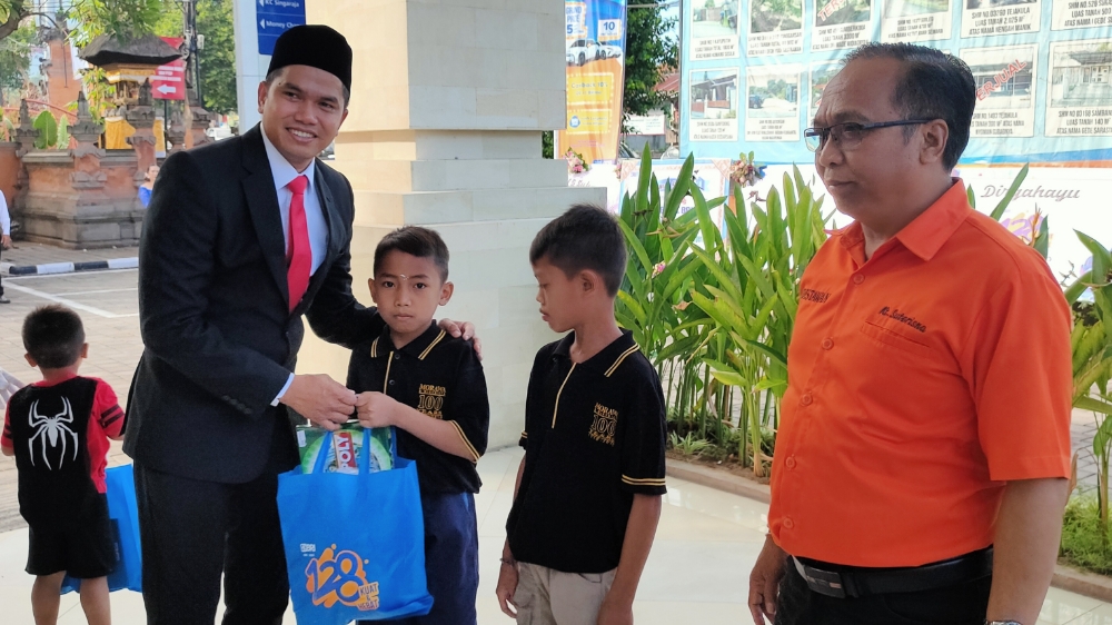MEMBERI MAKNA INDONESIA: Pemimpin Cabang BRI Singaraja Panji Kurniawan (paling kiri) saat menyerahkan bantuan di Panti Asuhan Destawan, Buleleng. (BRI)