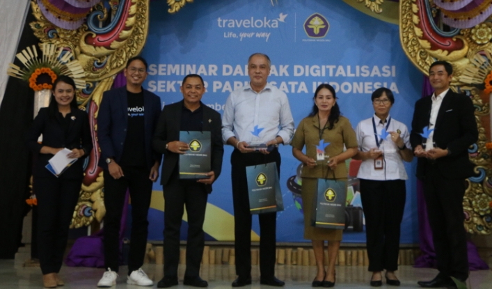 SINERGI: Perwakilan Traveloka, akademisi dan Dinas Pariwisata Daerah berfoto bersama di Politeknik Pariwisata Bali (4/12/2023). (Traveloka)