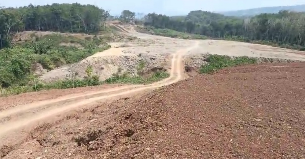 MANGKRAK: Lokasi peletakan batu pertama di eks lahan perkebunan di Gilimanuk kini terbengkalai tak terurus.