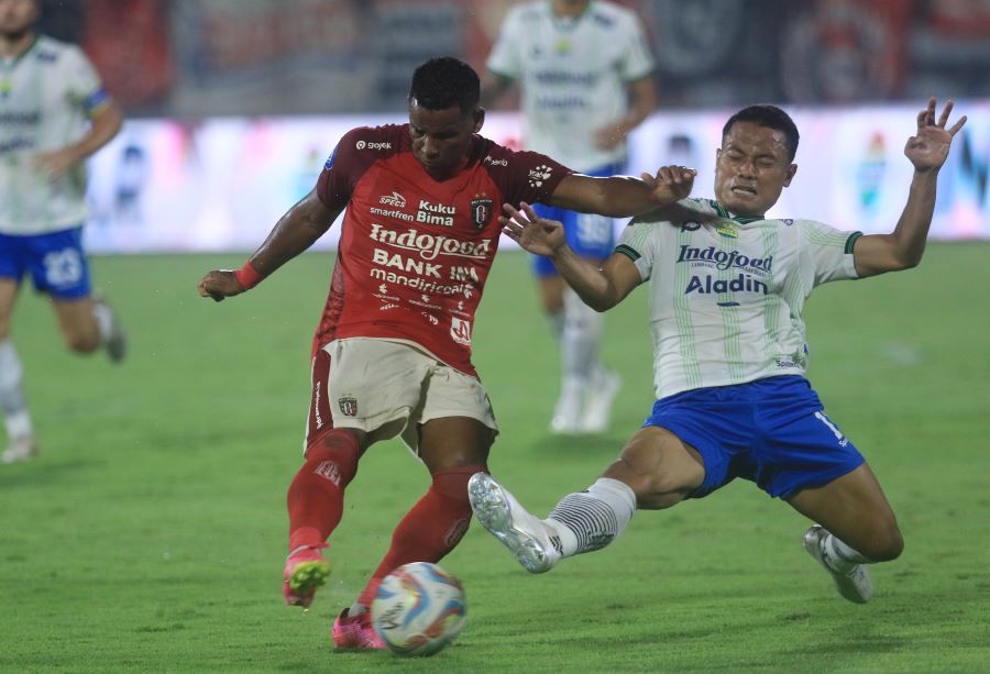 SENGIT: Gelandang Bali United Eber Bessa (kiri) dihentikan pergerakannya oleh pemain Persib Dedi Kusnamdar di laga ke-23 di Stadion Kapten I Wayan Dipta Gianyar Senin malam (18/12/2023).