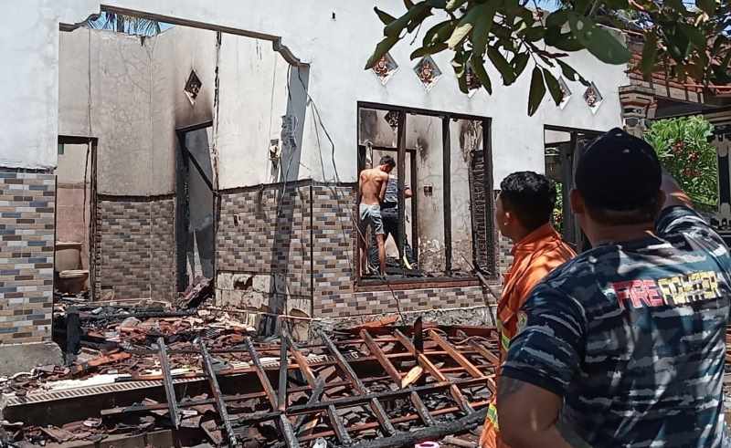 LUDES TERBAKAR : Kebakaran rumah warga di Banjar Berawantangi Taman, Desa Tukadaya, Kecamatan Melaya, ludes terbakar, Senin (18/12/2023). (foto:m.basir/radar bali)