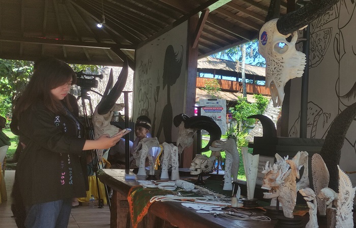 Karya ukir tulang dari Paguyuban Pengrajin Ukir Tulang Gili Rawit Rupa, Banjar Manik Tawang tembus pasar luar negeri.