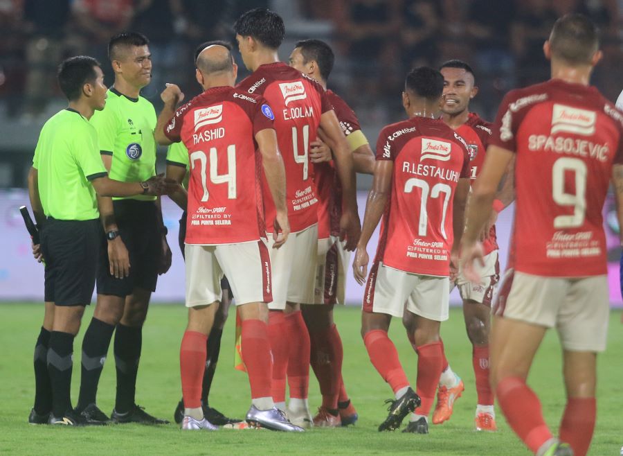 JADI KARTU MERAH: Wasit aidil Azmi (2 dari kiri) saat diprotes pemain Bali United usai beri kartu kuning bagi pemain tuan rumah saat laga lawan Persib di Stadion Dipta Gianyar (18/12/2023).