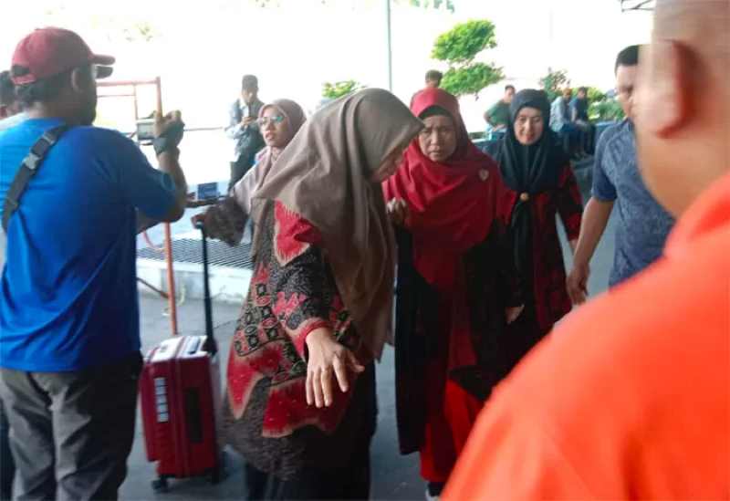 KAGETKAN KELUARGA : Istri gubernur Maluku Utara saat di bandara Babullah Ternate (Sunarto HI. Hasan/Malut Post.id)