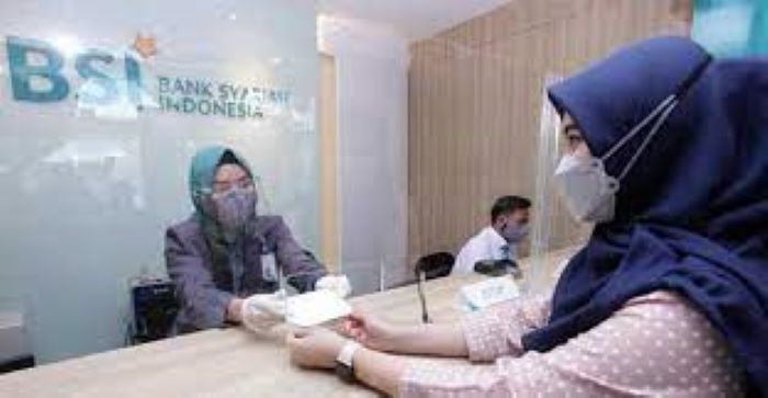 TERUS MELAYANI: Proses transaksai di teller BSI yang setiap saat meningkat, terliebih jelang libur akhir tahun siapkan uang tunai trilunan.