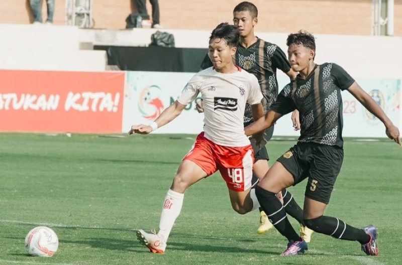 DITEMPEL KETAT : Stiker BUY U-17, Pande Made Bagus Dwi Suyasa saat dikawal ketat dua pemain Bhayangkara U-17 saat laga semifinal Nusantara Open 2023 .(foto:instagram bali united)