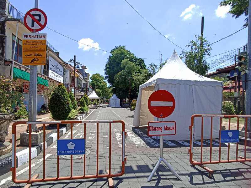 BAKAL MENYESAK TUMPAH RUAH : Suasana di Kawasan Jalan Gajah Mada, Denpasar, lokasi Denfest. (Foto: Adrian Suwanto/Radar Bali)
