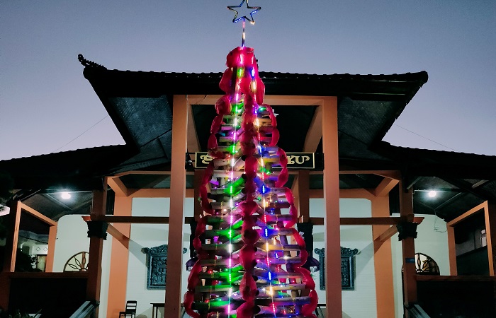 Pohon natal yang terbuat dari bambu sisa proyek bangunan. Pohon natal itu dipasang di depan GKPB Sabda Bayu, Singaraja.