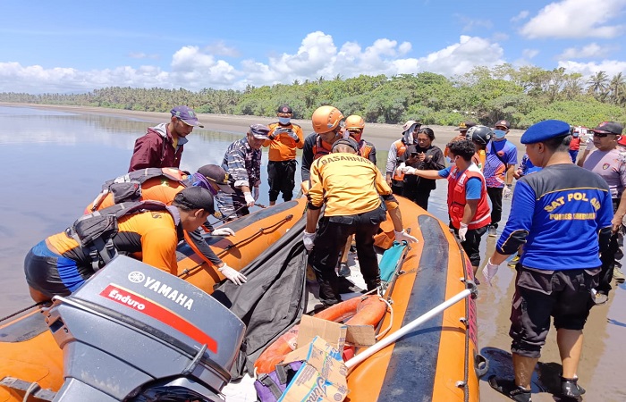 Evakuasi korban tenggelam di laut oleh tim sar gabungan, Rabu (20/12).
