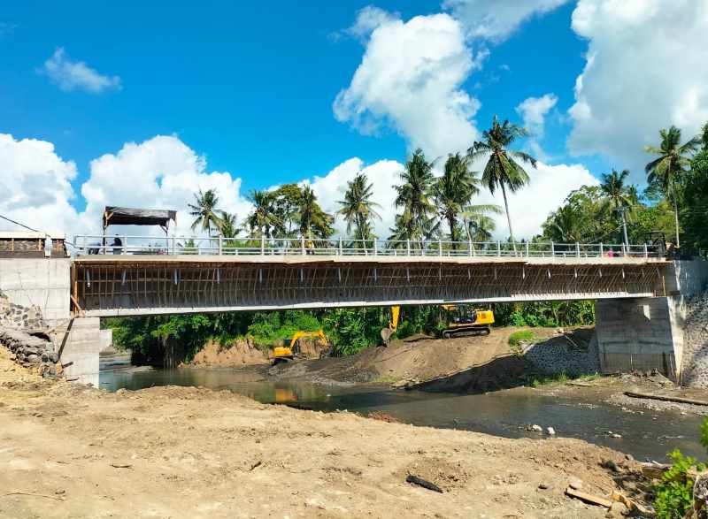MOLOR: Jembatan Yehembang Kauh, Kecamatan Mendoyo yang terlambat pengerjaan.(m.basir/radar bali)