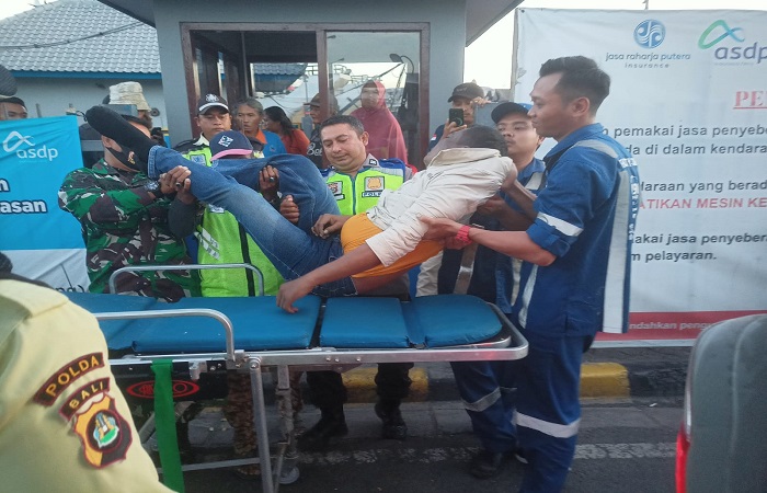 Evakuasi pedagang asongan dari lokasi ditemukan tergeletak di pelabuhan ke puskemas.