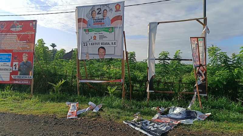 BANYAK YANG DIRUSAK : Salah satu baliho calog yang diduga dirusak di Desa Kaliakah, tetapi tidak dilaporkan. (foto:bawaslu jembrana)