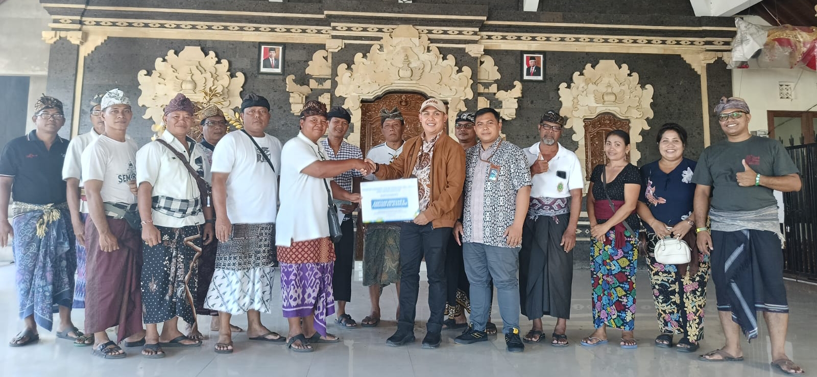 CSR: PNM memberikan bantuan dana renovasi bangunan adat di Bali (19/12/2023). (PNM untuk Radar Bali)